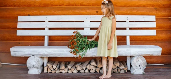 Bambina Abito Verde Posa Con Fiori Freschi Colorati All Aperto — Foto Stock