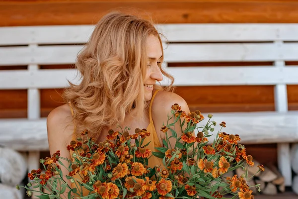 Retrato Jovem Loira Posando Com Flores Buquê — Fotografia de Stock