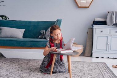 Kitaplı güzel bir kız.