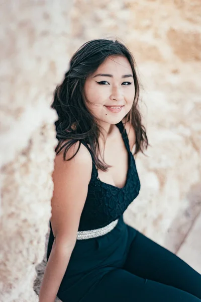 Kale Arka Planda Poz Genç Asyalı Kadın — Stok fotoğraf