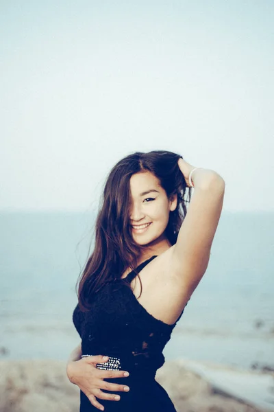 Retrato Jovem Mulher Asiática Posando Costa Mar — Fotografia de Stock