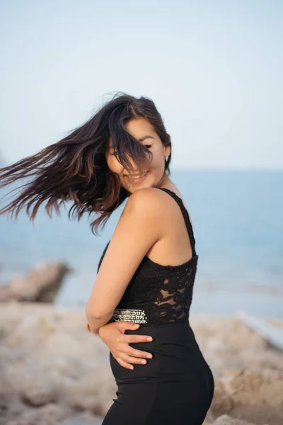 Junge Asiatische Frau Posiert Der Küste Auf Meereshintergrund — Stockfoto