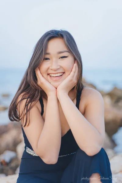 Retrato Jovem Mulher Asiática Posando Costa Mar — Fotografia de Stock