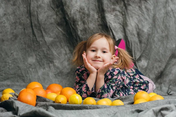 Niña Con Frutas Estudio —  Fotos de Stock