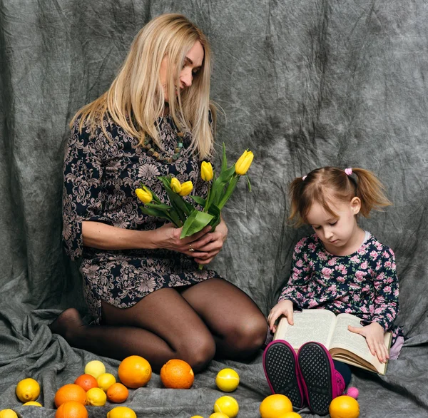 Young Woman Fruits Little Girl Studio — Stock Photo, Image