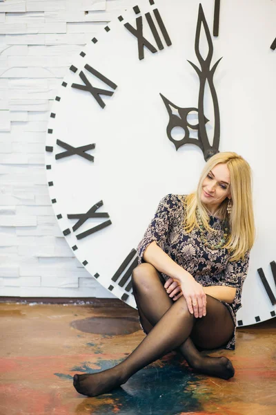 Duvarın Arkasında Klasik Saatin Yanında Oturan Genç Kadın Noel Konsepti — Stok fotoğraf
