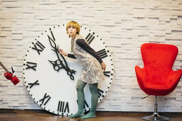 Mujer Rubia Posando Con Gran Reloj Pared — Foto de Stock
