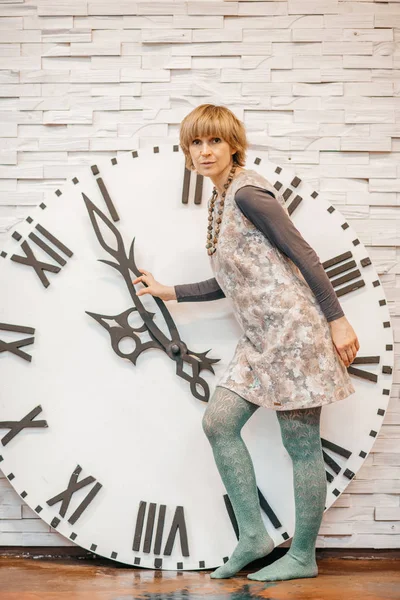Blondynka Kobieta Pozowanie Duży Ścienny Zegar — Zdjęcie stockowe