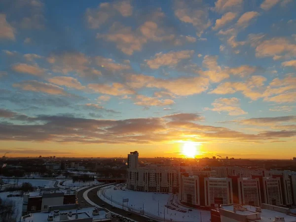 Драматичний Захід Сонця Над Містом Зимовий Сезон — стокове фото