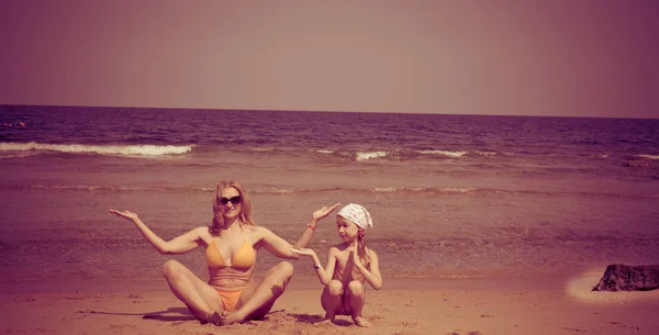 Μητέρα Και Κόρη Που Διασκεδάζουν Στη Θάλασσα Ακτή Κατά Διάρκεια — Φωτογραφία Αρχείου