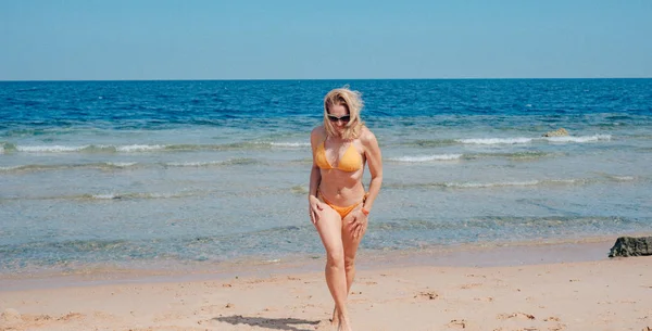 Junge Frau Badeanzug Spaziert Heißem Sonnigem Tag Strand Entlang — Stockfoto