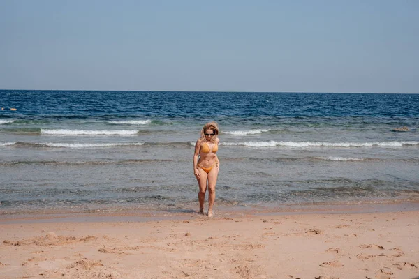 Junge Frau Badeanzug Spaziert Heißem Sonnigem Tag Strand Entlang — Stockfoto