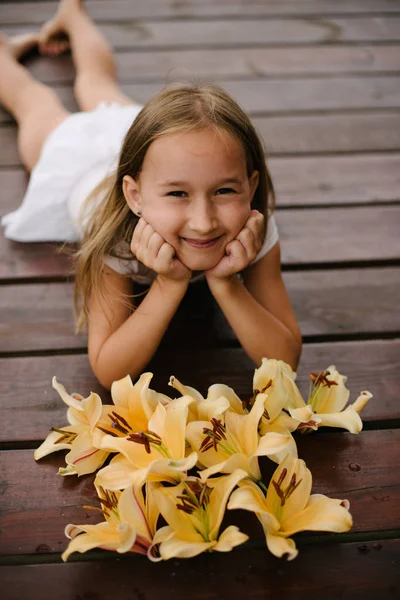 Niedliches Mädchen Posiert Mit Blumen Freien — Stockfoto