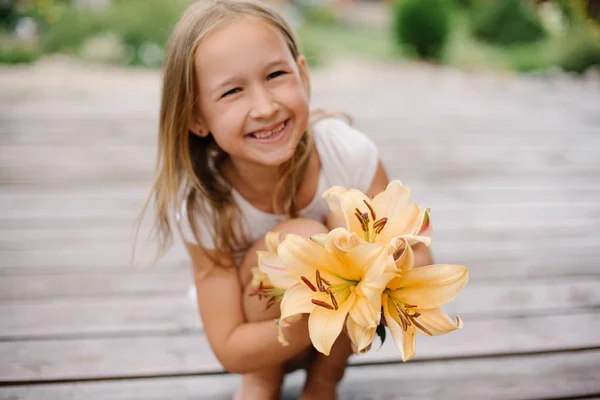 Söt Flicka Poserar Med Blommor Utomhus — Stockfoto