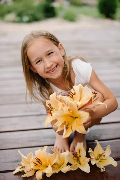 Söt Flicka Poserar Med Blommor Utomhus — Stockfoto