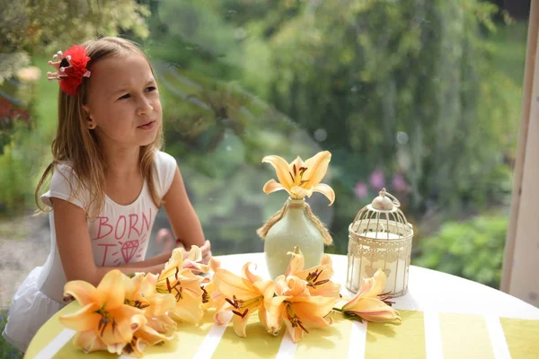 Schattig Meisje Poseren Met Bloemen Buiten — Stockfoto