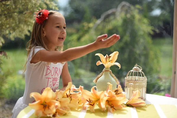 Bonito Menina Posando Com Flores Livre — Fotografia de Stock