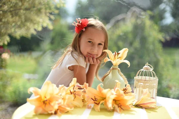 Schattig Meisje Poseren Met Bloemen Buiten — Stockfoto