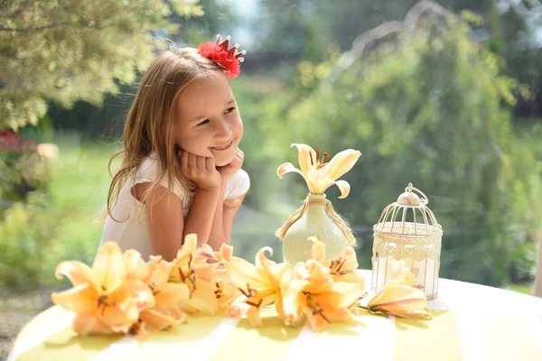 Schattig Meisje Poseren Met Bloemen Buiten — Stockfoto