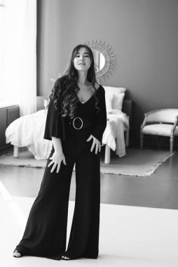 Stüdyoda poz veren güzel genç bir kadın.