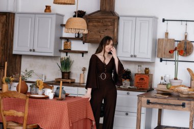 Mutfak arka planında güzel bir kadın