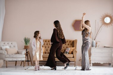 Stüdyoda güzel genç kadınlar