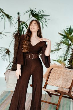 Stüdyoda poz veren güzel genç bir kadın.