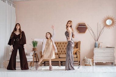 Stüdyoda güzel genç kadınlar