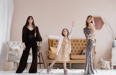 Stüdyoda güzel genç kadınlar