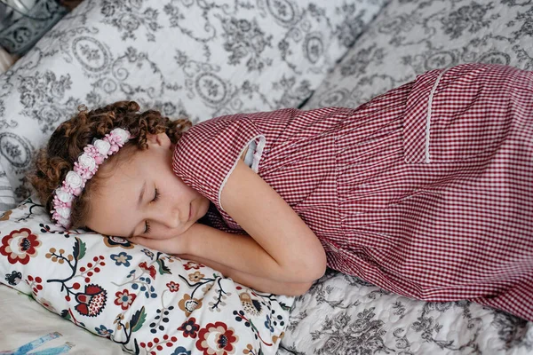 Egy Kislány Alszik Ágyban — Stock Fotó