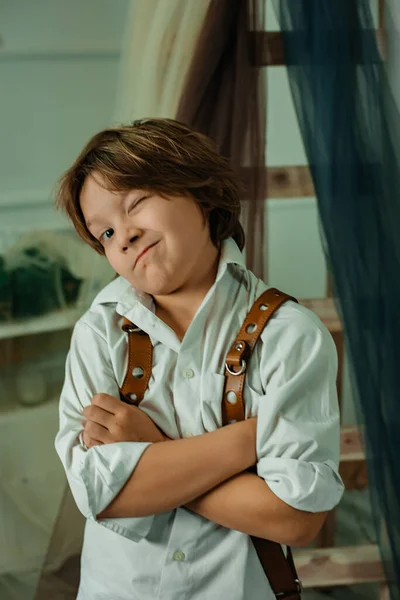 Schattig Jongen Poseren Studio — Stockfoto