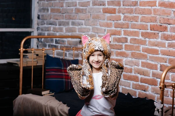 Маленькая Девочка Шляпе Тигровым Отпечатком — стоковое фото