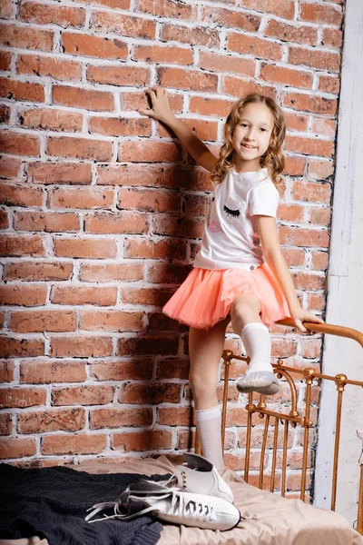 Маленька Дівчинка Позі Студії Проти Цегляної Стіни — стокове фото