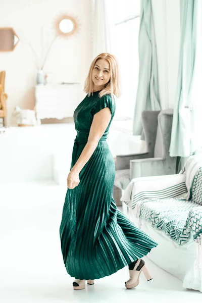 Schöne Junge Frau Grünen Kleid Atelier — Stockfoto