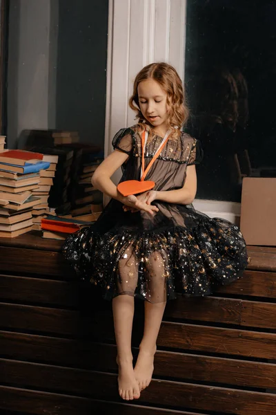 Niña Posando Casa Con Libros —  Fotos de Stock