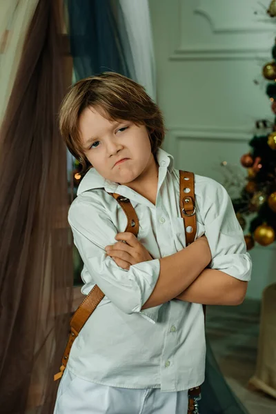 Schattig Jongen Poseren Studio — Stockfoto