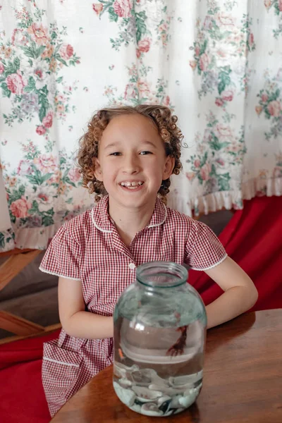 Маленькая Девочка Рыбой Стеклянной Банке — стоковое фото