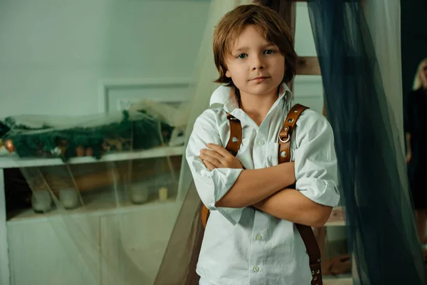 Schattig Jongen Poseren Studio — Stockfoto