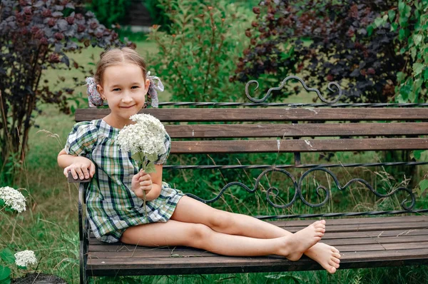 Little Girl Sitting Bench Park Holding Flowers — Stock Photo, Image