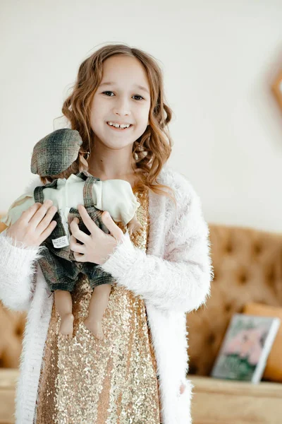 Schönes Kleines Mädchen Posiert Mit Spielzeug — Stockfoto