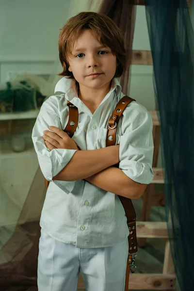 Schattig Jongen Poseren Studio — Stockfoto