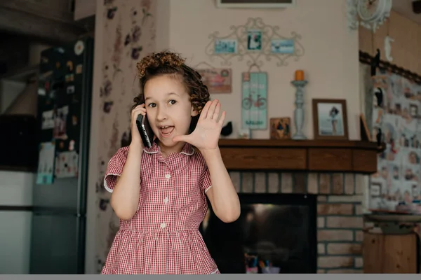 Ragazza Casa Emotivamente Parlando Telefono — Foto Stock