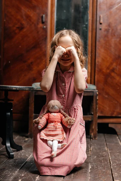 Bambina Vestito Posa Con Sua Bambola Nella Vecchia Stanza — Foto Stock