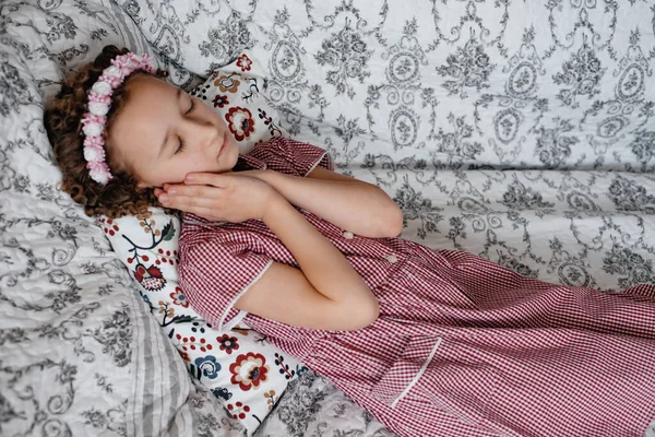 Egy Kislány Alszik Ágyban — Stock Fotó