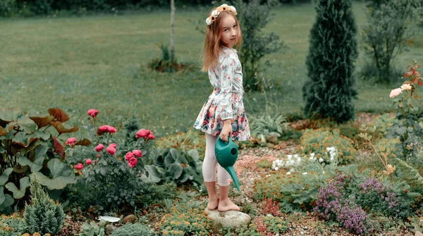Kleines Mädchen Blumenkranz — Stockfoto