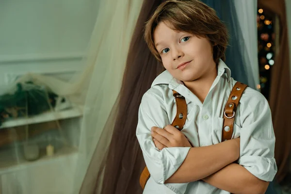 Schattig Jongen Poseren Studio — Stockfoto