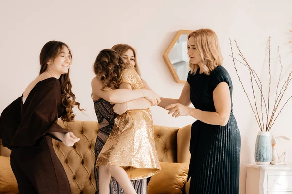 Mulheres Bonitas Criança Posando Estúdio — Fotografia de Stock