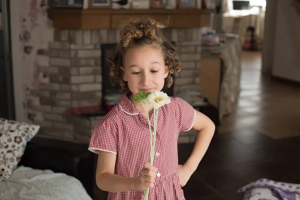 Papatya çiçekli sevimli küçük kız. 