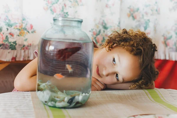 Klein Meisje Met Vis Glazen Pot — Stockfoto