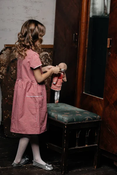Маленькая Девочка Платье Позирует Своей Куклой Старой Комнате — стоковое фото